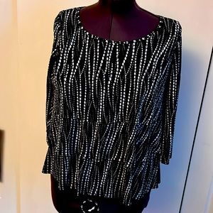 Black and white 3/4 sleeve top